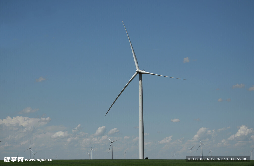 草原上的风力发电机