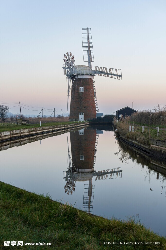 荷兰风车映于宁静水面