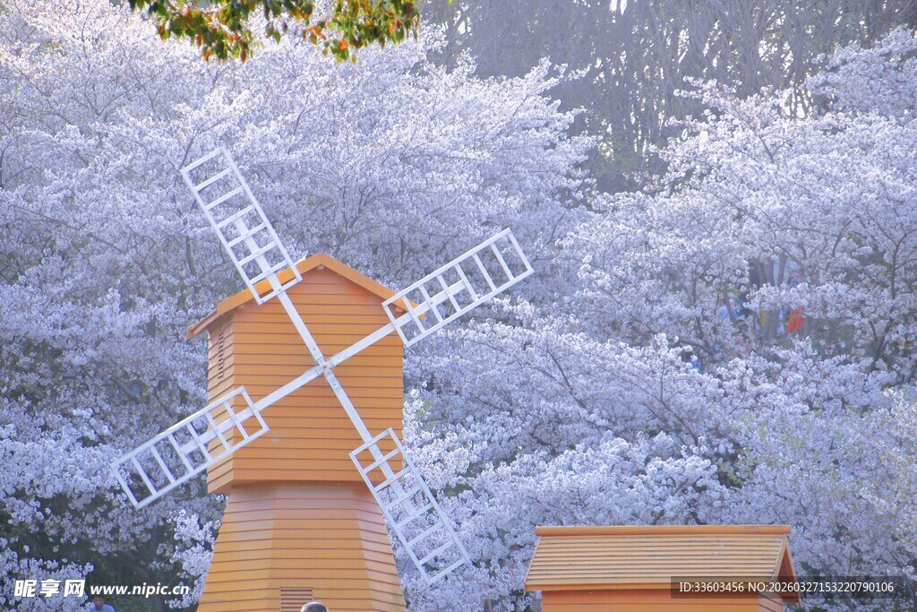 冬日雪中风车景观