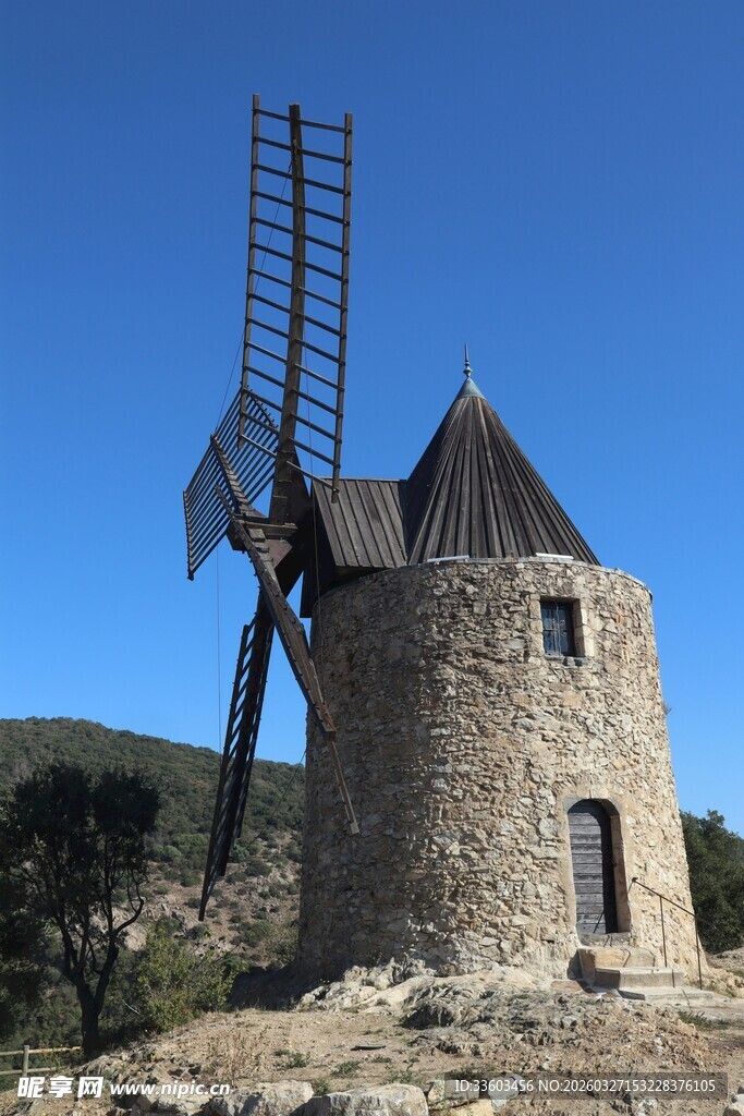 古老石砌风车屹立山间