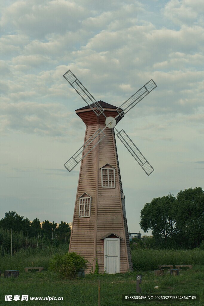 田野中的古老风车