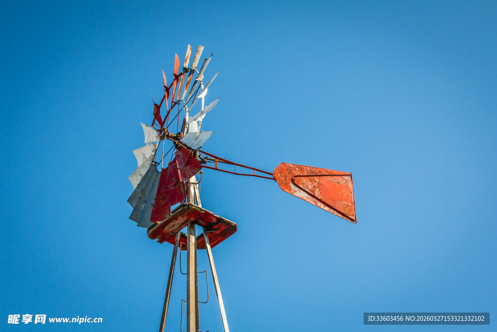 蓝天中的复古风车