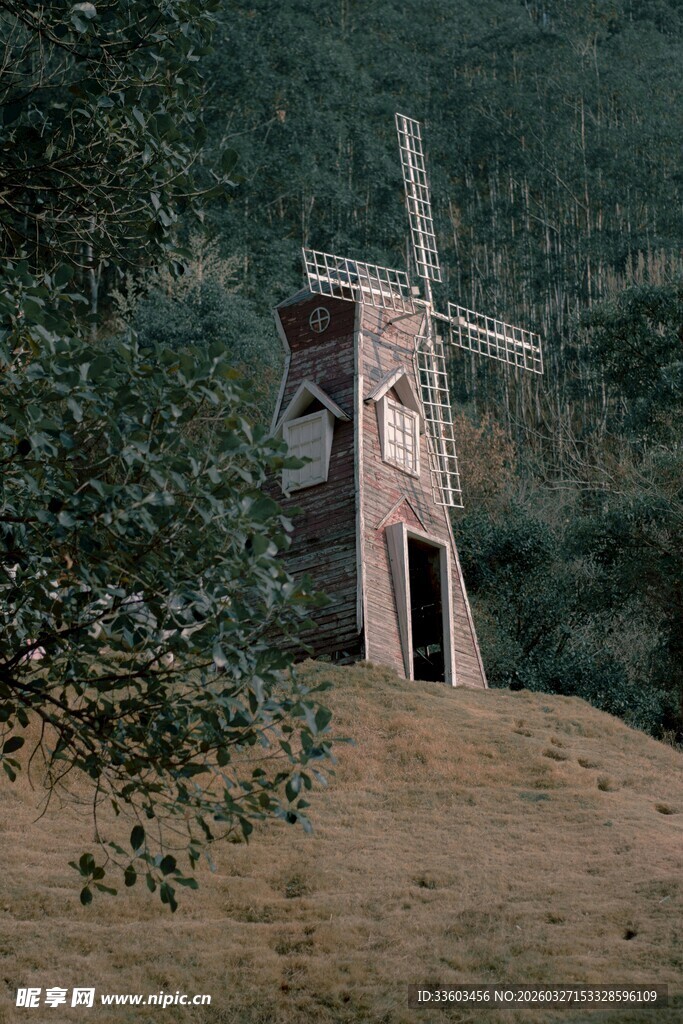 田园中的古朴风车