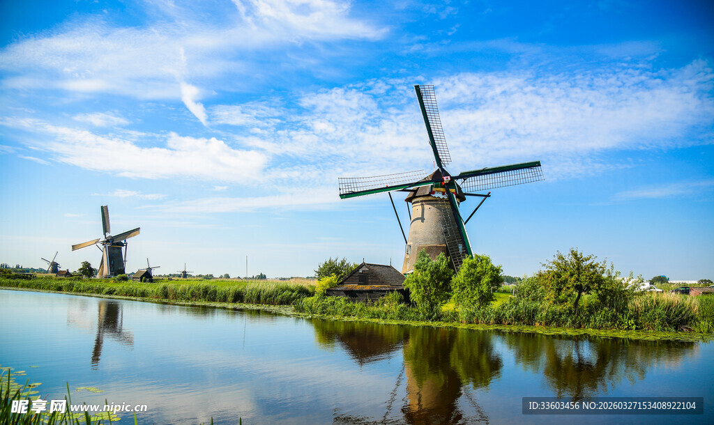 荷兰风车湖畔美丽风光