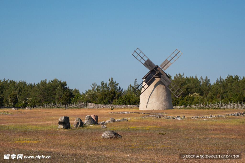 田野中的古老风车
