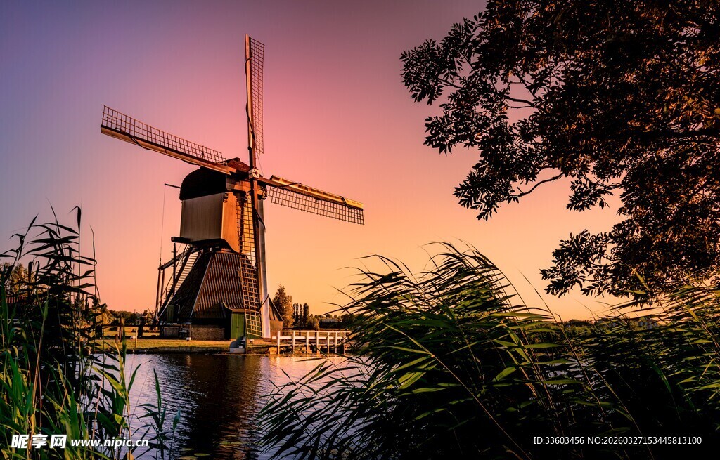 黄昏下的风车田园美景