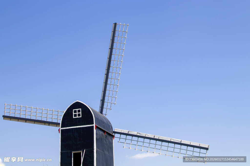 蓝天映衬下的古老风车