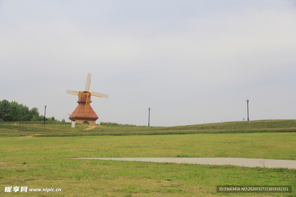 草原上的独特风车建筑