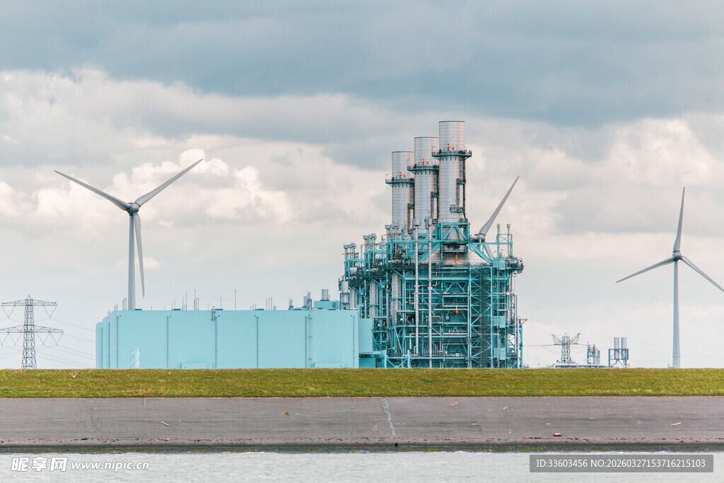 蓝色工业设施与风力发电机