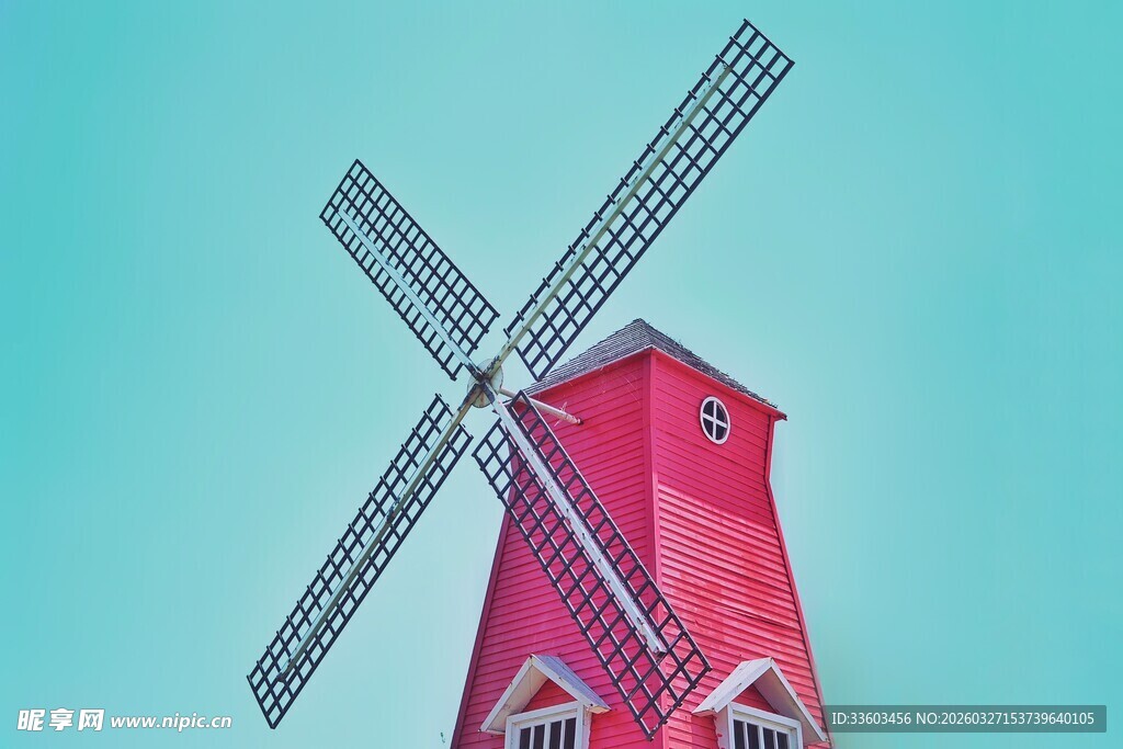 红色风车屹立蓝天