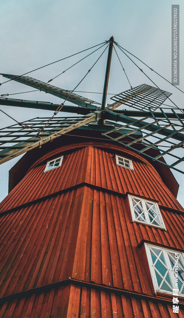 红色风车建筑特写