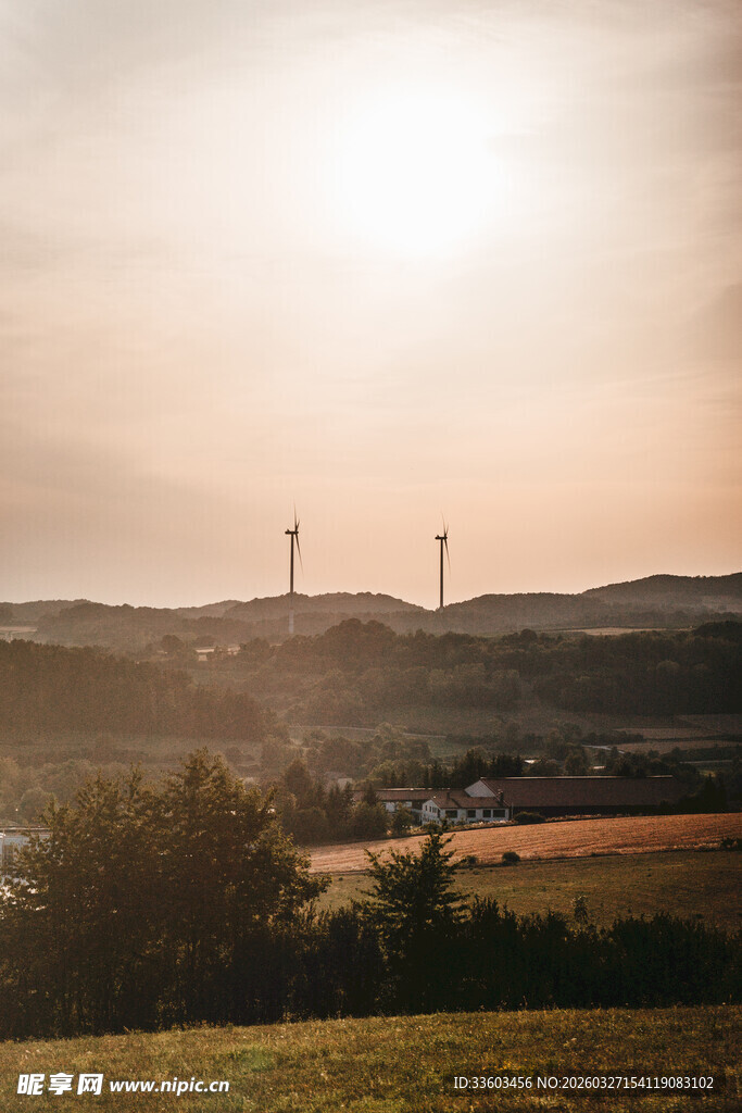 夕阳下的风力发电景观