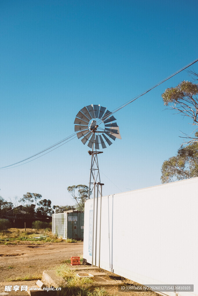 户外风车与白色围墙景观