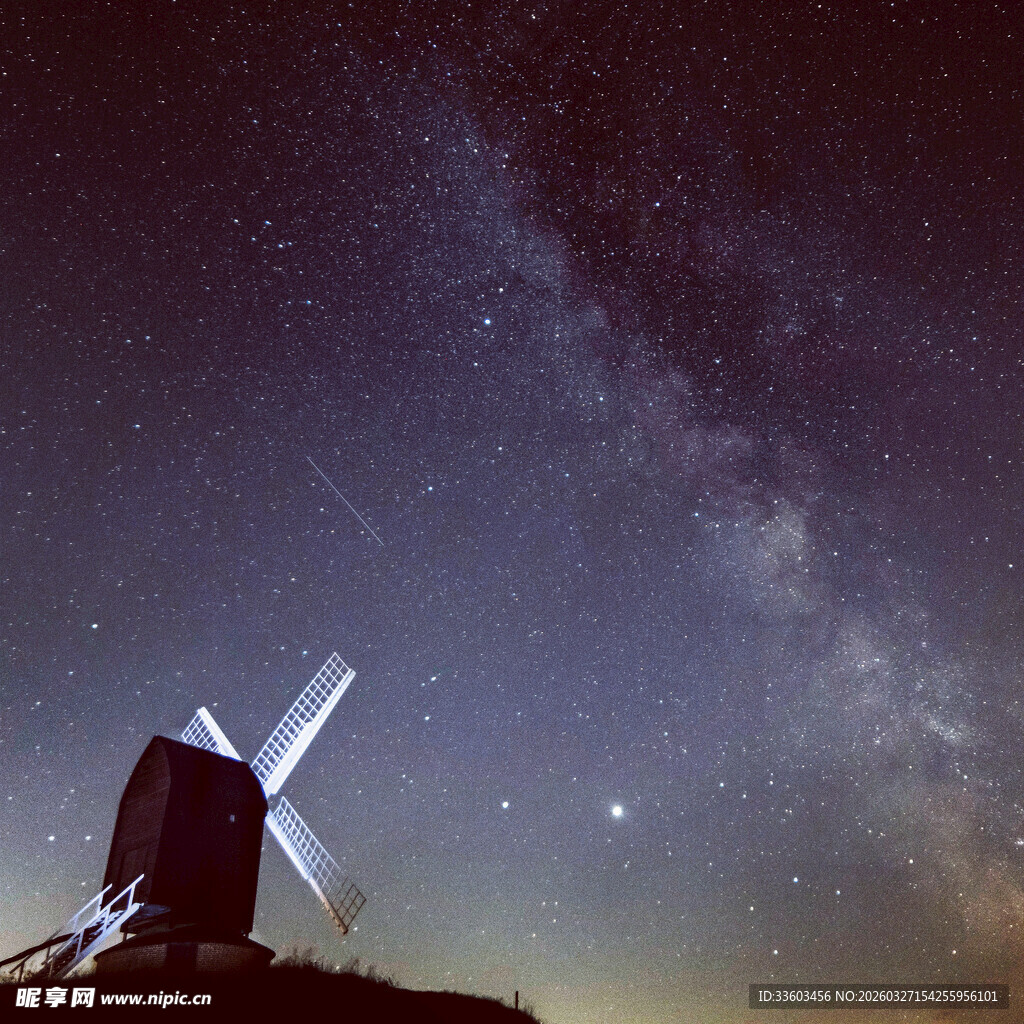 星空下的风车