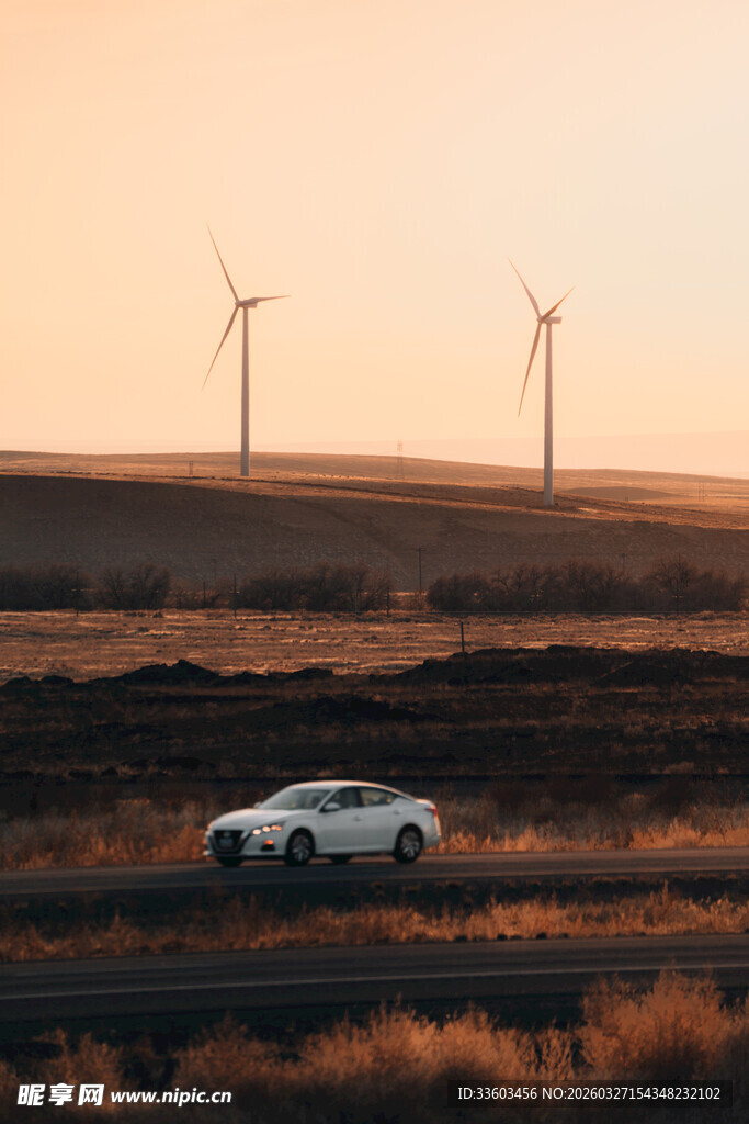 公路上的汽车与远方风车