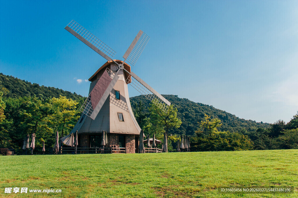 田园中的古老风车