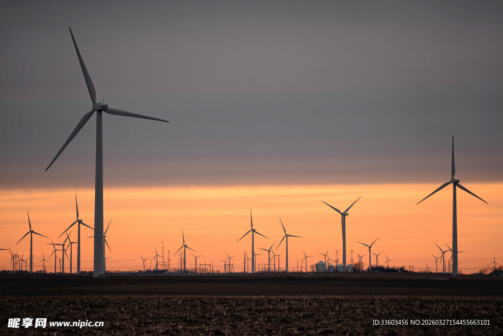 夕阳下的风力发电机组