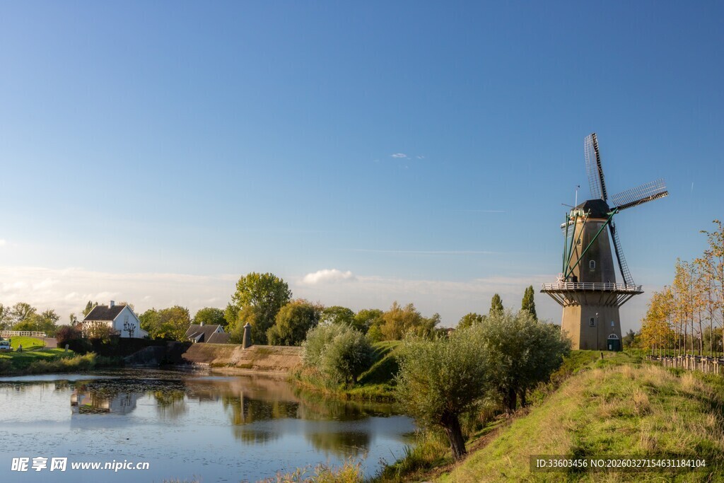 荷兰田园风车湖畔美景