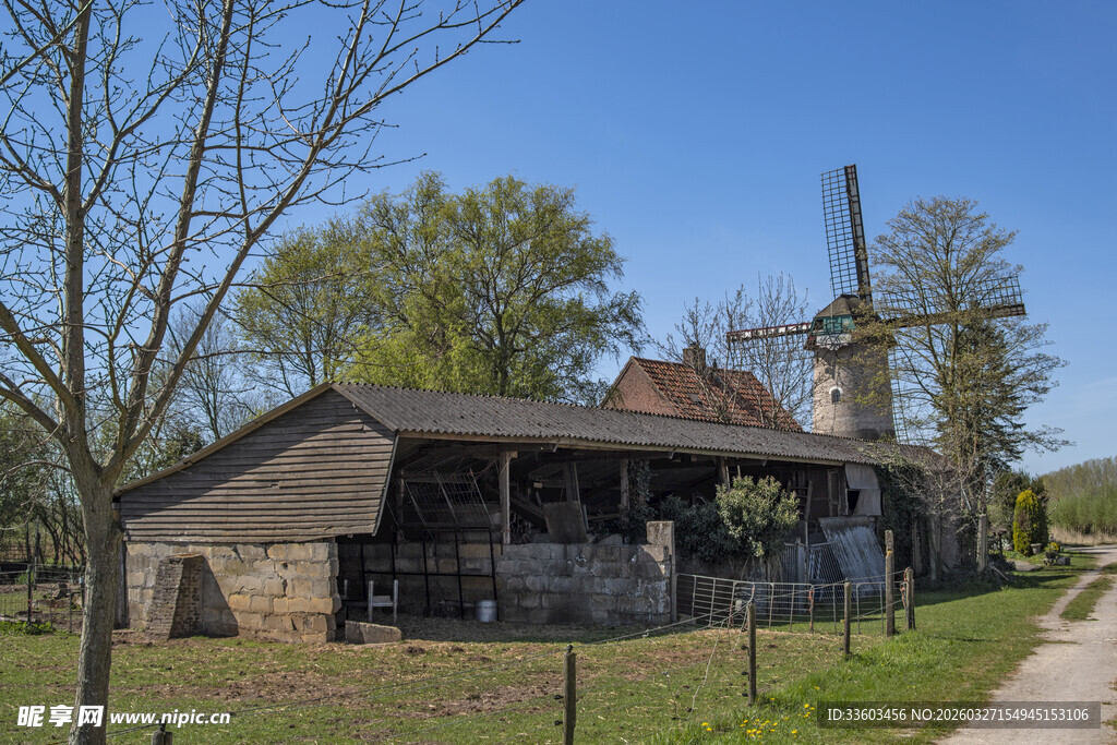 乡村老旧木屋与风车景观