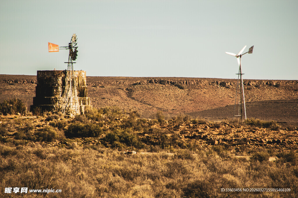 荒野中的风力发电设备