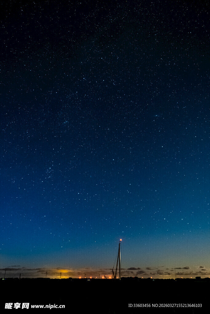 夜幕下的高塔与璀璨星空