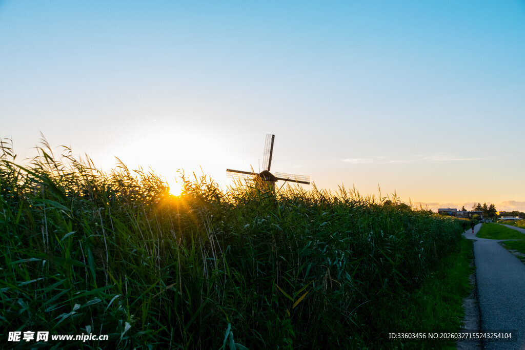 夕阳下的风车与田间小路