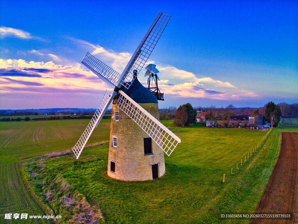 田园中的古老风车美景