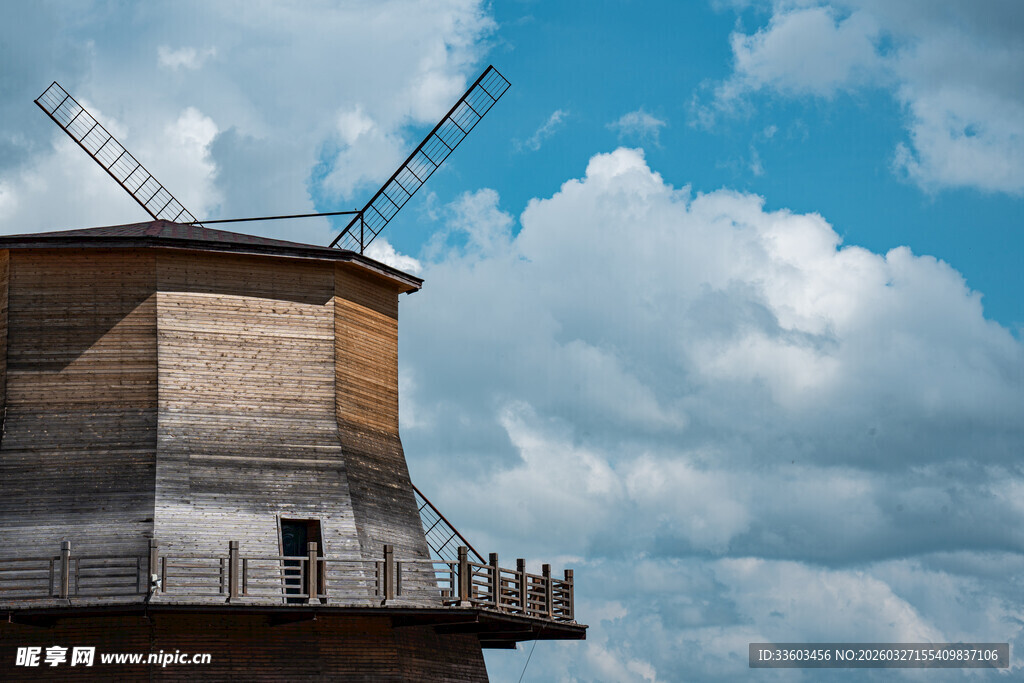 古老风车屹立于蓝天白云下