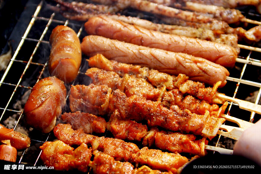 美味烧烤架上的多样烤肉