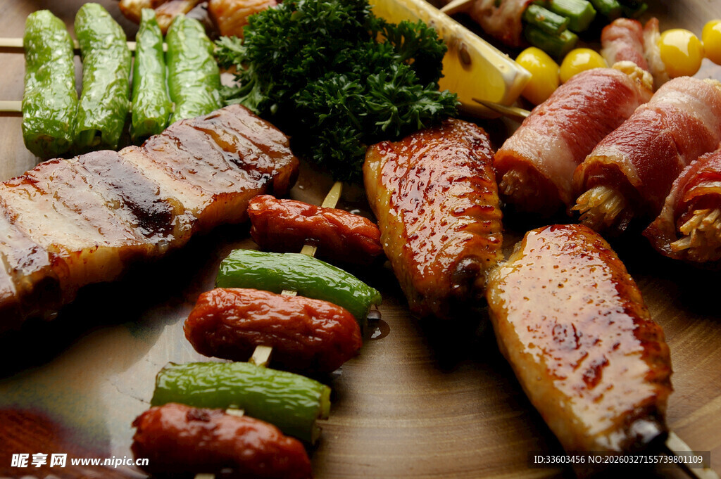 美味烤肉与缤纷蔬菜拼盘