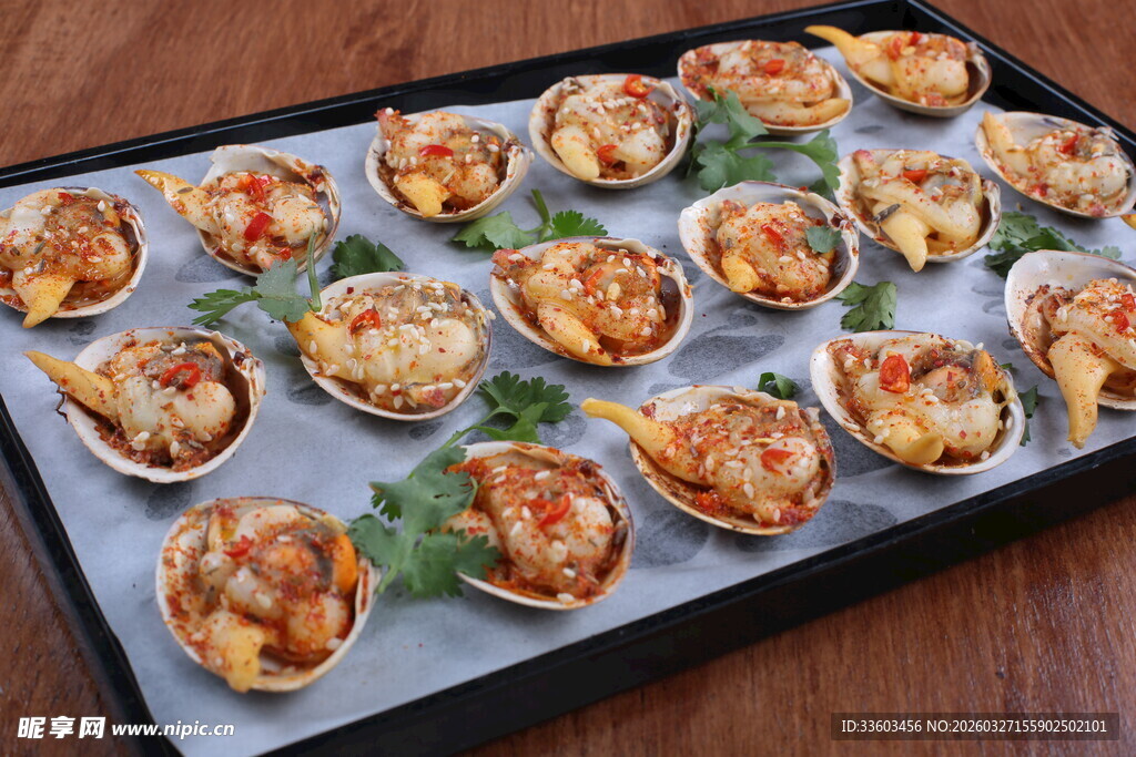 美味蒜蓉烤扇贝摆盘精致