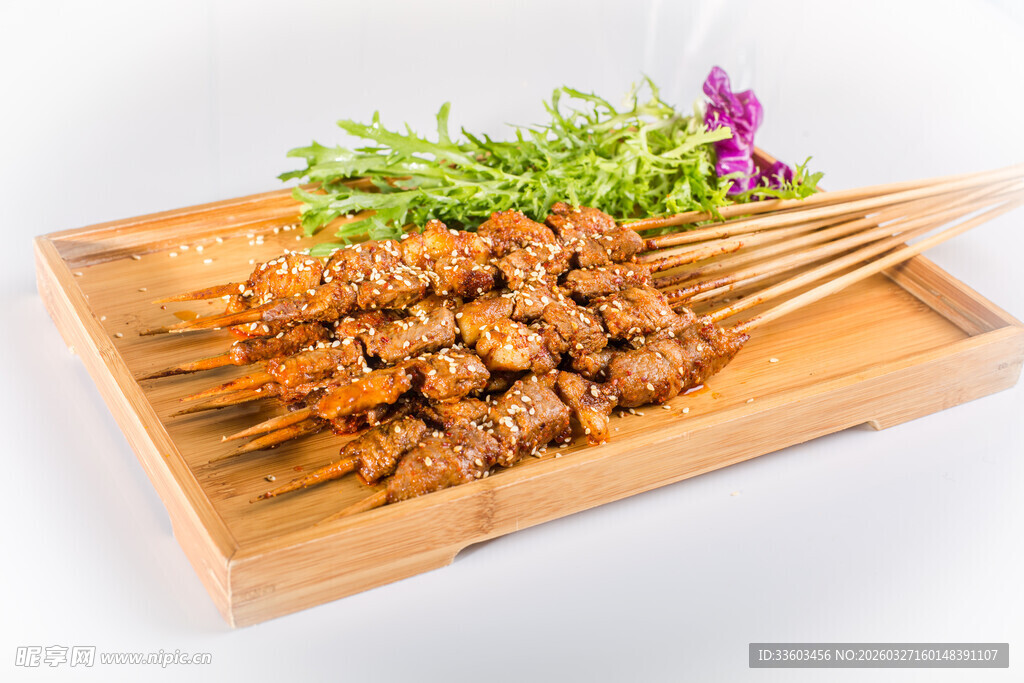 木盘上的美味烤肉串