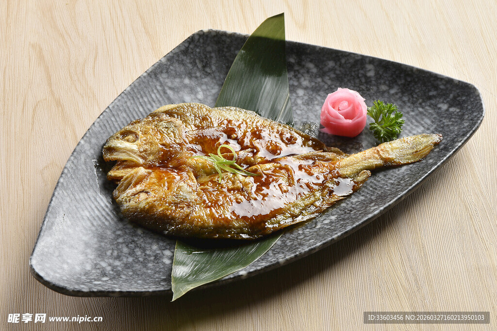 日式烤鲷鱼摆盘精美