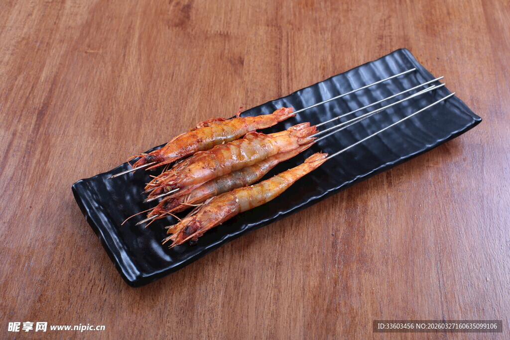 烤虾摆放在黑色盘上