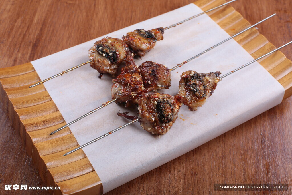 美味烤肉串置于竹制垫上