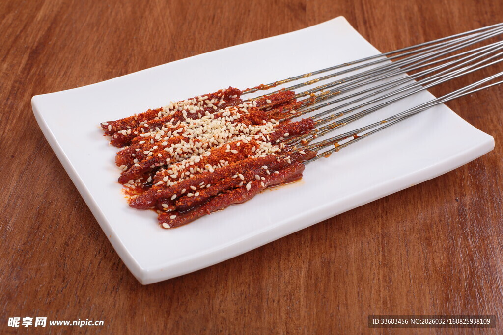 美味烤肉串放置于白盘上