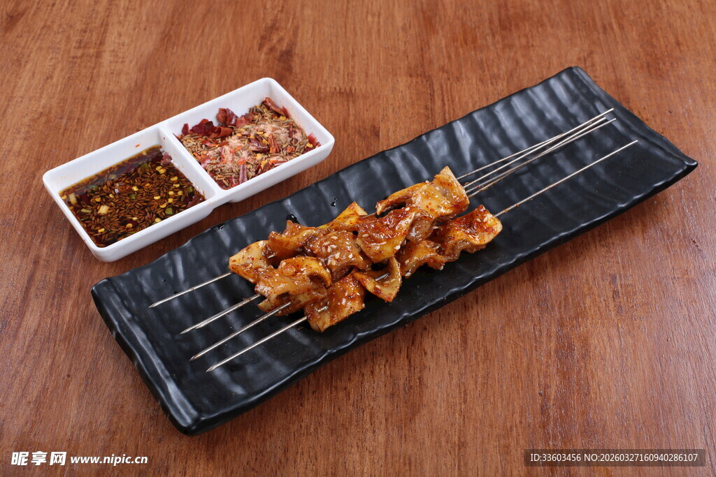 美味烤肉串搭配特色蘸料