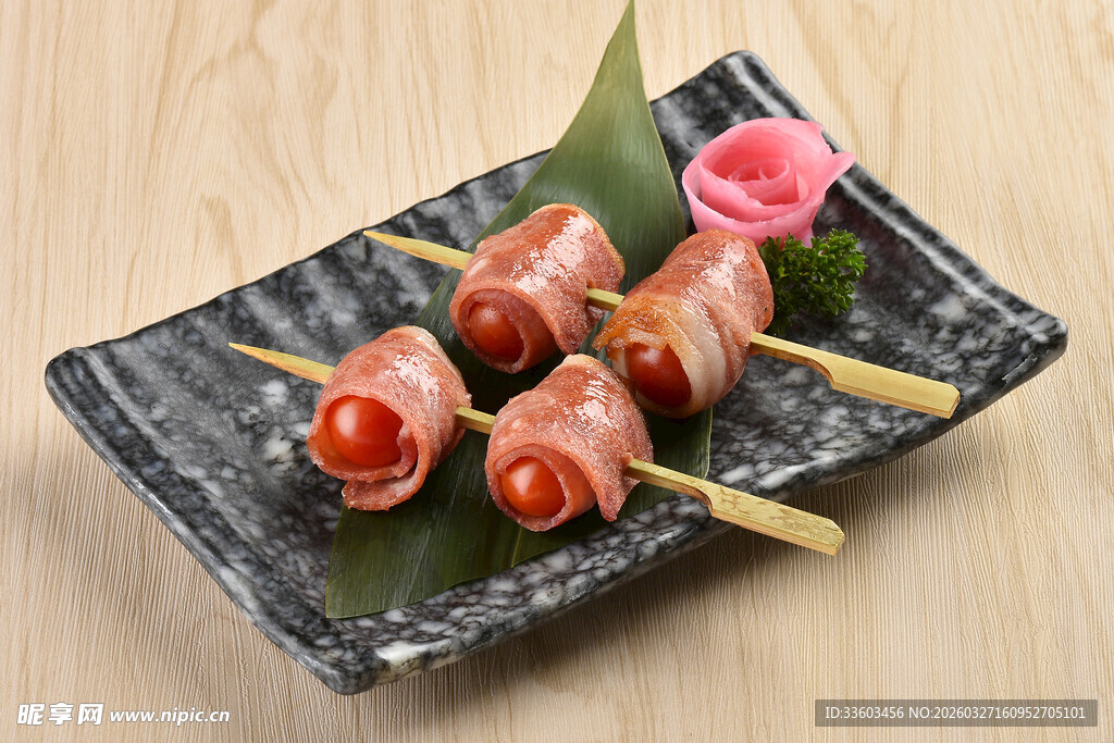 培根卷寿司美食摆盘