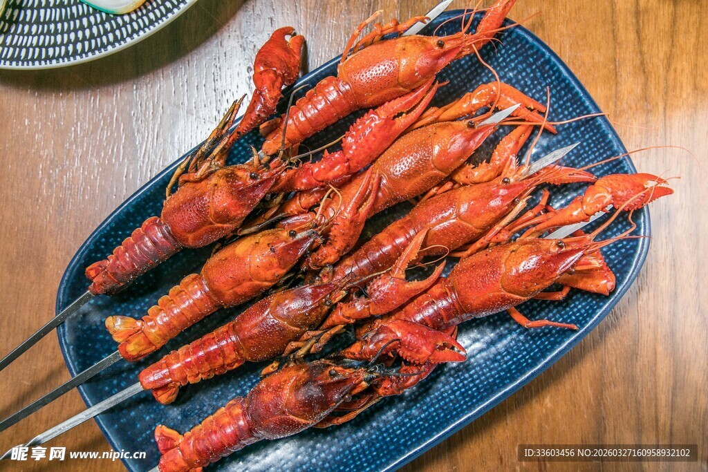 美味烤小龙虾摆于盘中