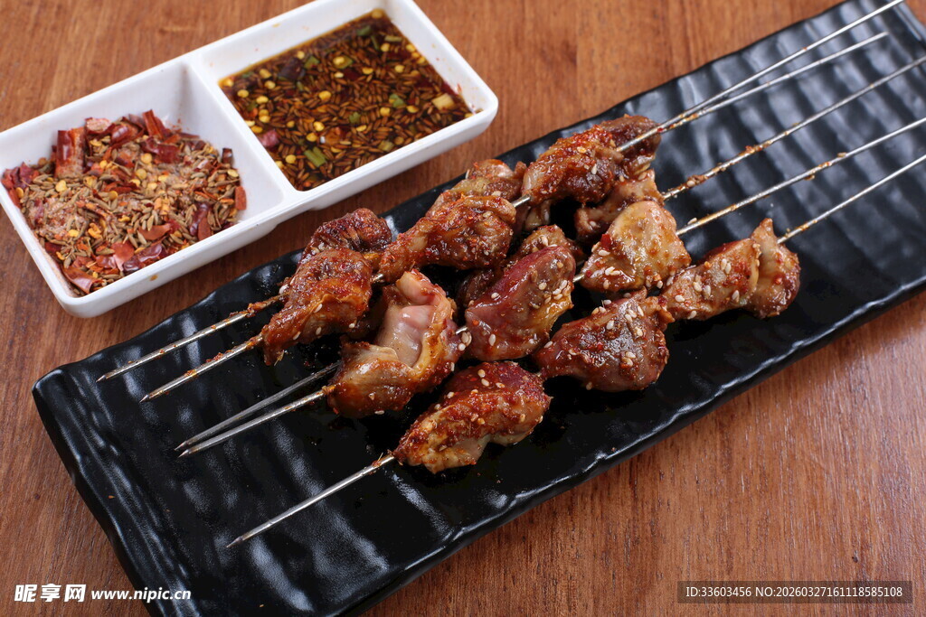 美味烤鸡翅配特色蘸料