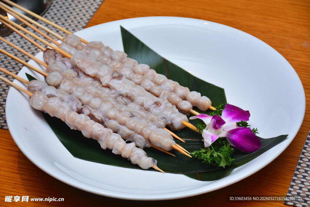 美味虾肉串摆盘精致