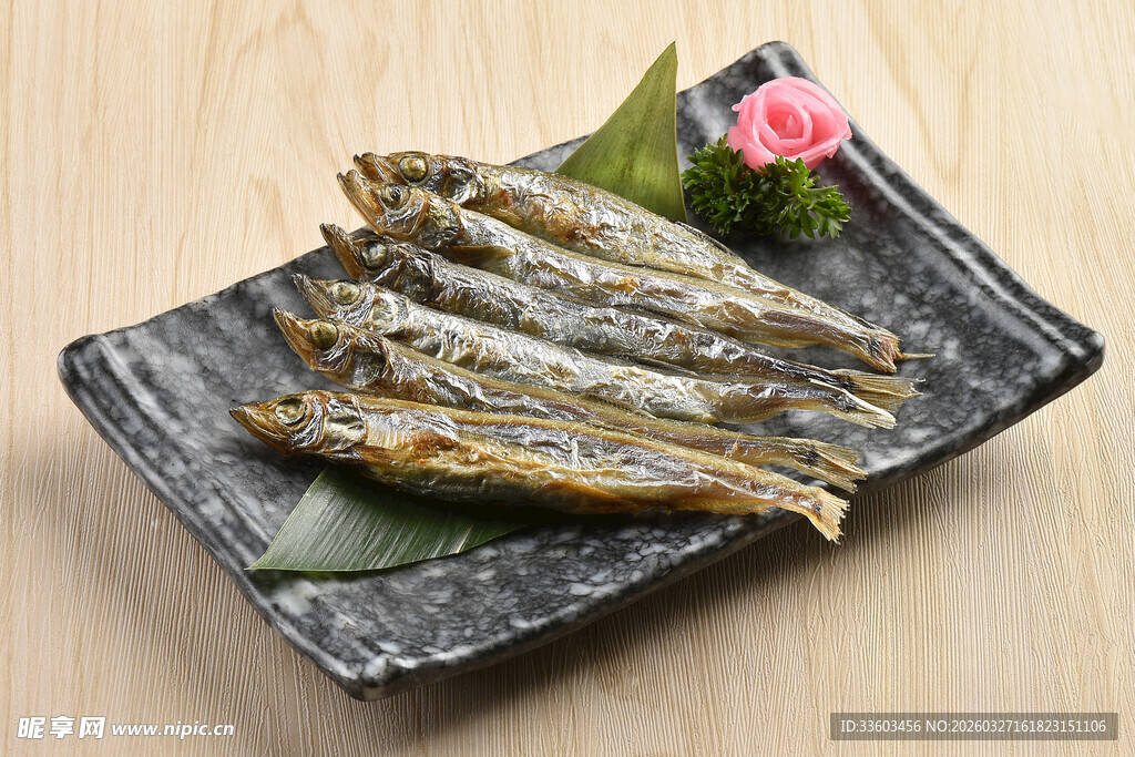 日式烤多春鱼摆盘展示