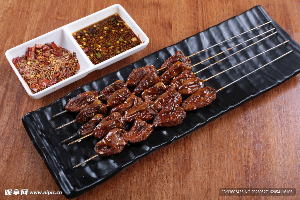 美味烤串搭配特色蘸料