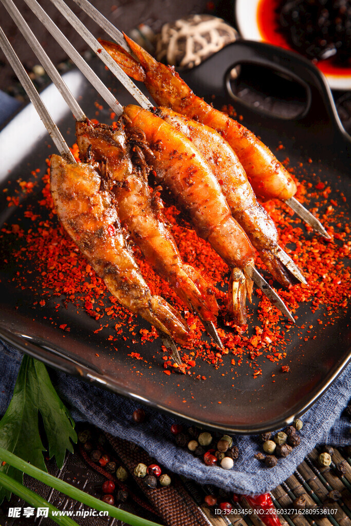 香煎大虾撒满辣椒香料