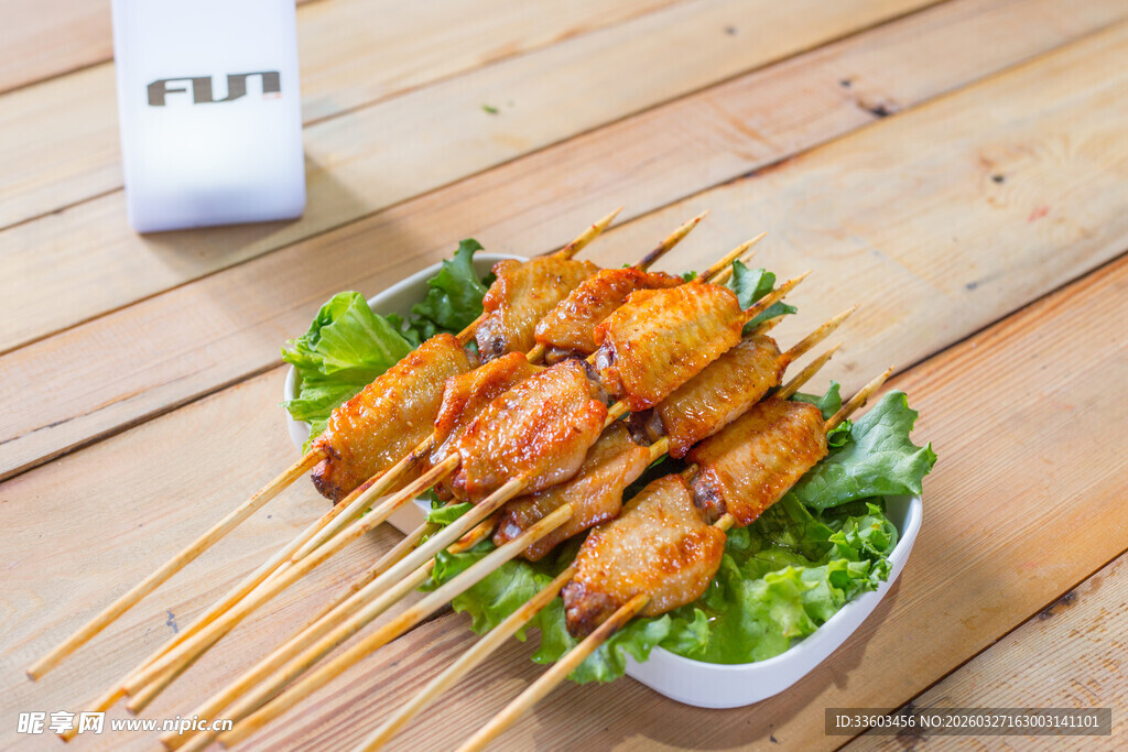 美味鸡肉串摆于木桌之上