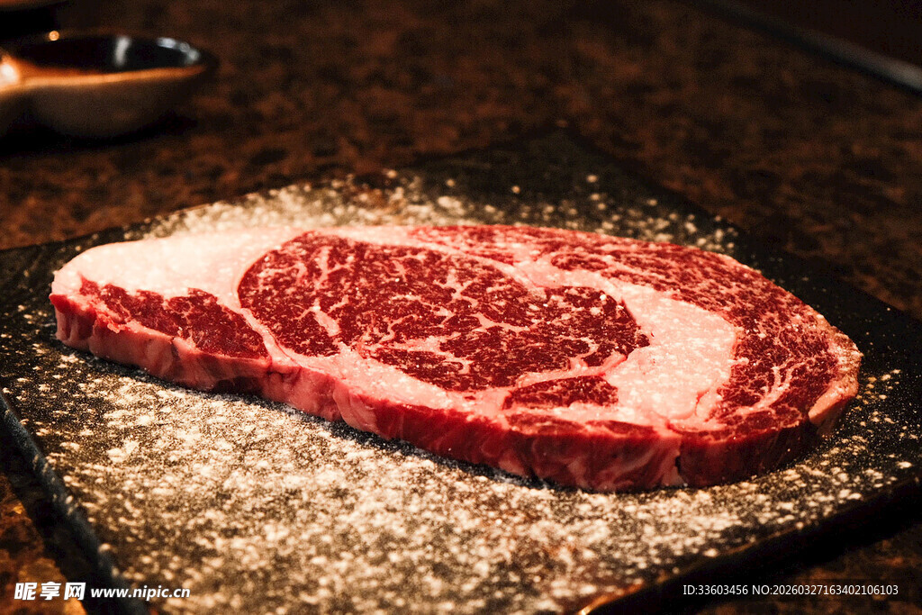 新鲜多汁的大理石纹牛排
