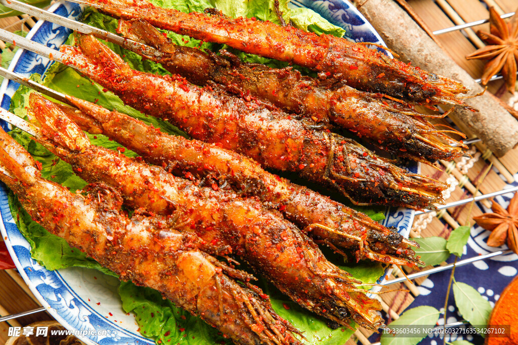 美味烤大虾摆放在盘中