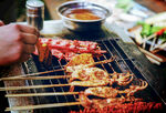 美味烧烤现场烤制瞬间