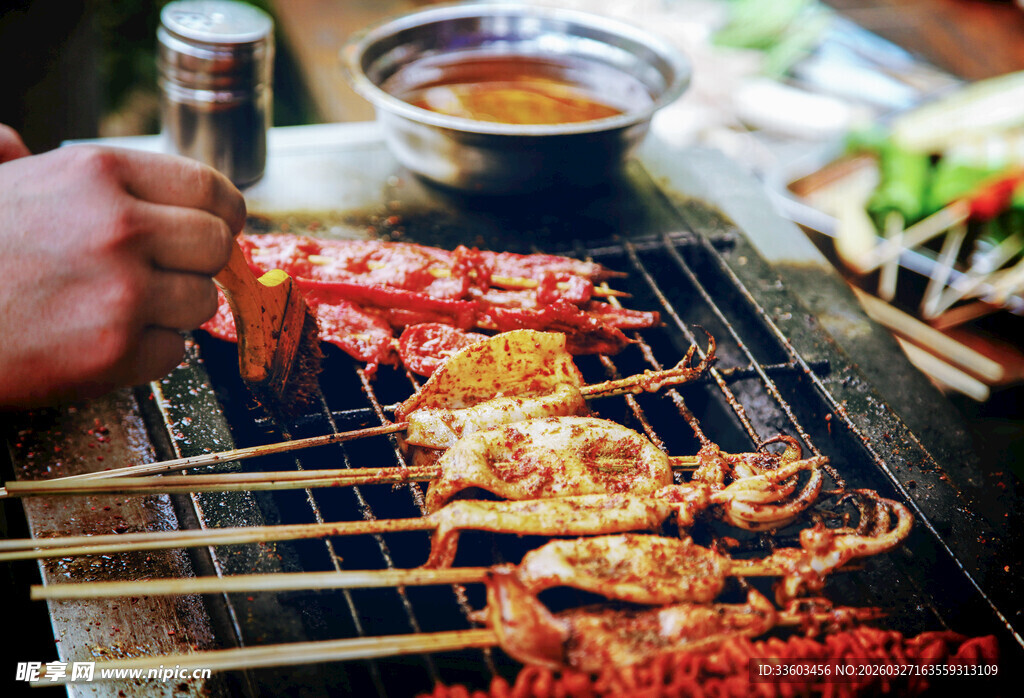 美味烧烤现场烤制瞬间