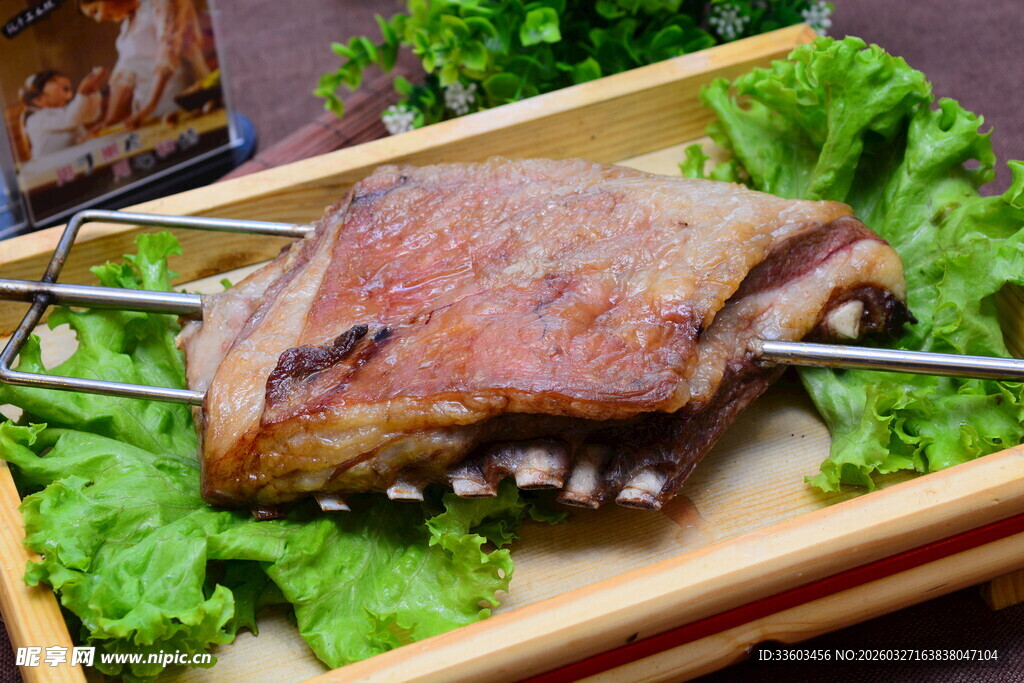烤排骨置于生菜上诱人